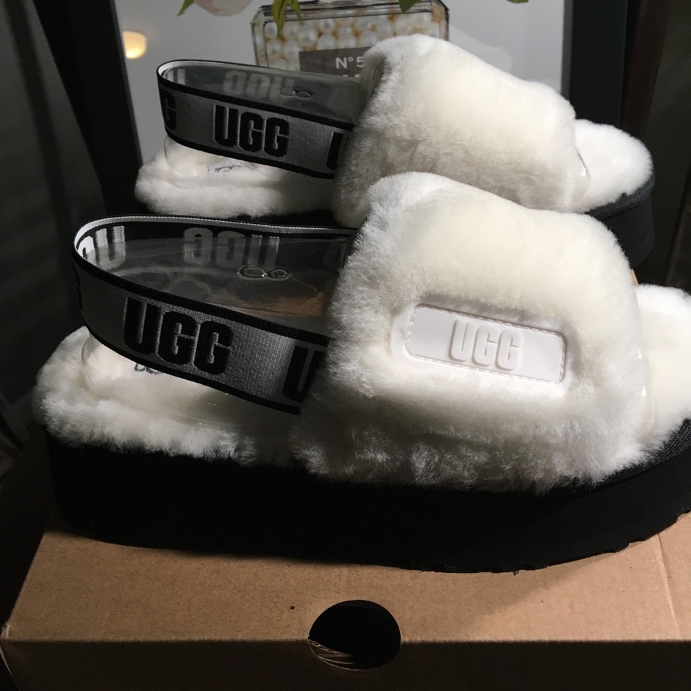 UGG DISCO NIB AUTHENTIC WHITE SLIDE. FEATURING COZY FLUFF BOOTS